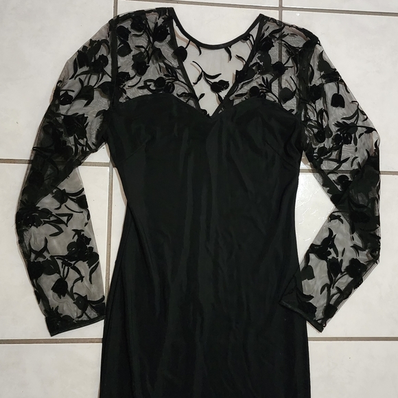 Vintage Gothic Style Black Gown w/Round Collar - Picture 9 of 16